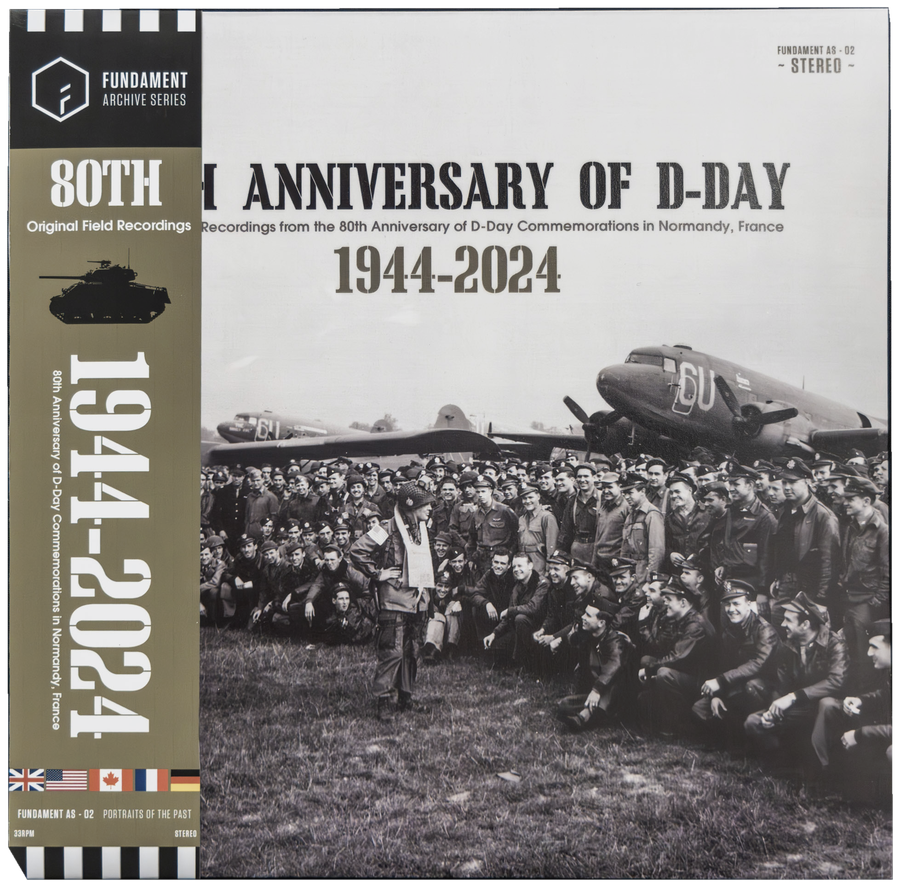 Plattencover FAS 02, 80th Anniversary of D-Day 1944–2024: historisches Foto von Soldaten vor Transportflugzeugen.